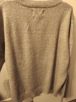 Sudadera gris con lazos dorados