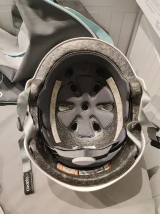 Patines blancos con protecciones y casco