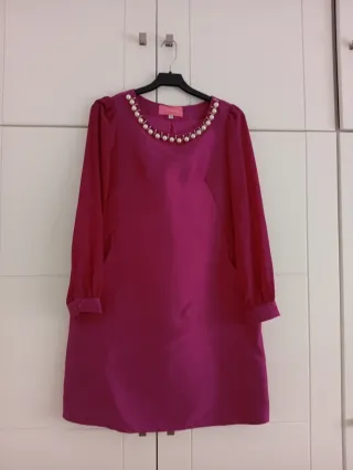 Vestido fucsia con collar perlas