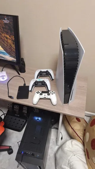 Play Station 5 con 2 mandos y un disco duro