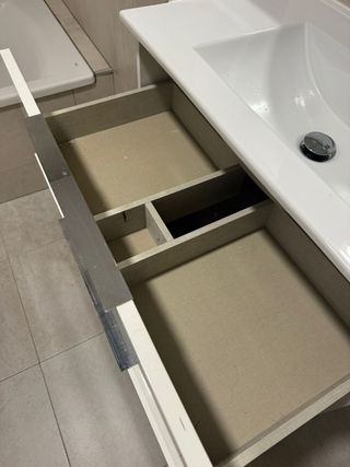 Mueble de baño con lavabo y grifo
