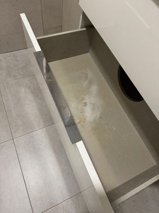 Mueble de baño con lavabo y grifo