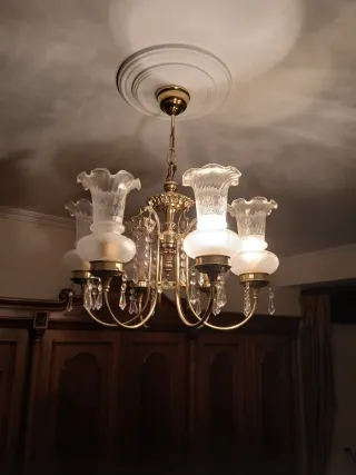 Lámpara de araña dorada de cristal