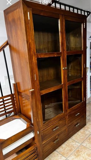 Vitrina de madera con puertas de cristal