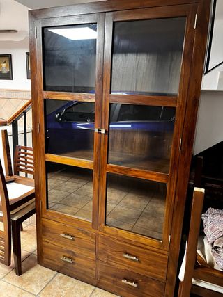 Vitrina de madera con puertas de cristal
