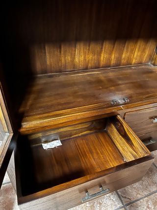 Vitrina de madera con puertas de cristal