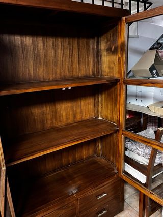 Vitrina de madera con puertas de cristal