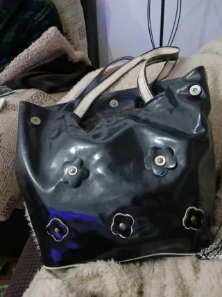 Bolso negro con flores