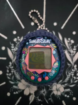 Tamagotchi Gen 2 con funda crochet