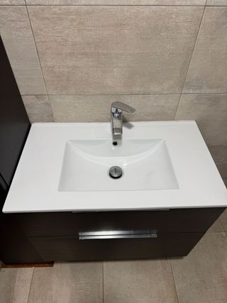 Mueble de baño con lavabo y grifo