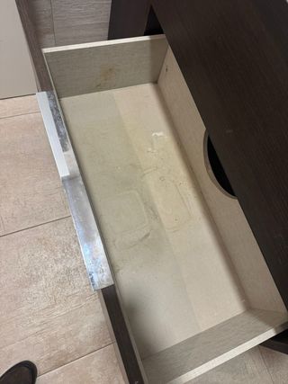 Mueble de baño con lavabo y grifo