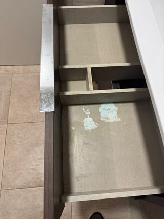 Mueble de baño con lavabo y grifo