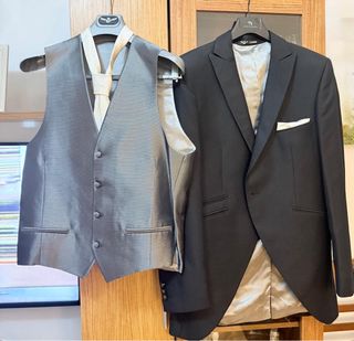 Traje de novio negro y chaleco gris plata