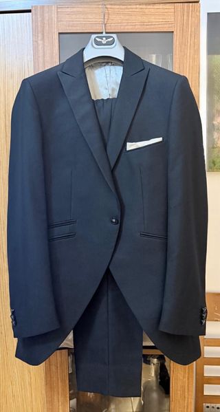 Traje de novio negro y chaleco gris plata