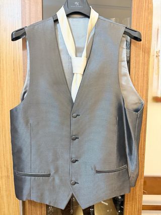 Traje de novio negro y chaleco gris plata