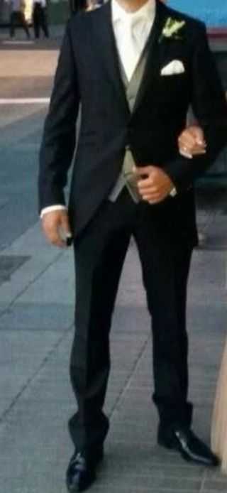 Traje de novio negro y chaleco gris plata