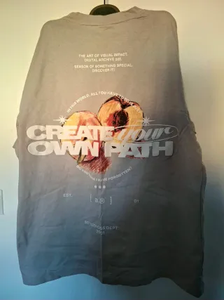 Camiseta oversize gris con estampado