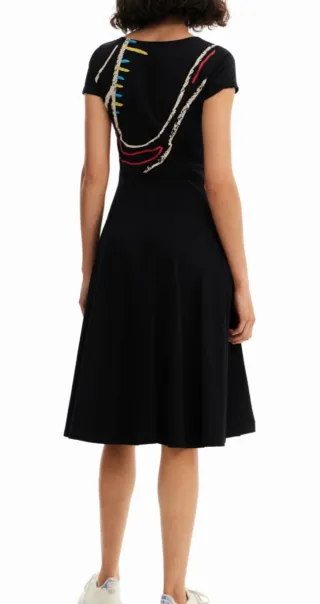 Vestido negro con estampado multicolor