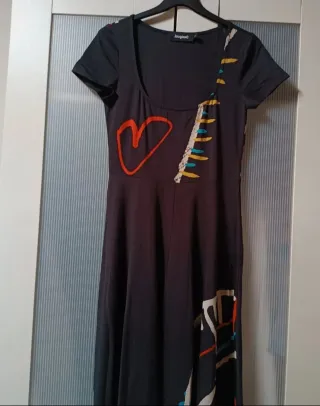 Vestido negro con estampado multicolor