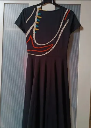 Vestido negro con estampado multicolor