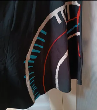 Vestido negro con estampado multicolor