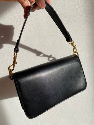 Bolso VLNTN Negro con Logo Dorado