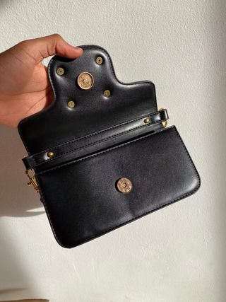 Bolso VLNTN Negro con Logo Dorado