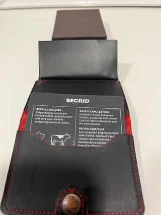 Cartera Secrid Negra con Puntos Rojos