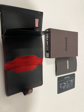 Cartera Secrid Negra con Puntos Rojos