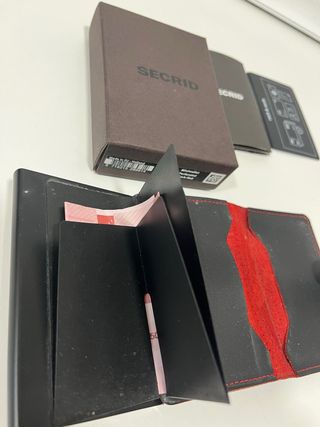Cartera Secrid Negra con Puntos Rojos