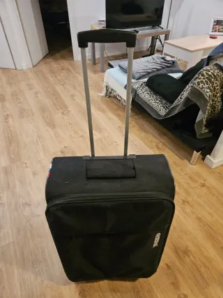 Maleta de viaje negra Ancho 45 Alto 65 Profundo 22