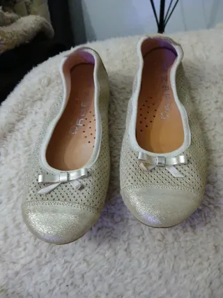 Bailarinas doradas y plateadas con lazo