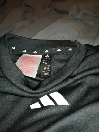 Camiseta Adidas Negra con Rayas Blancas