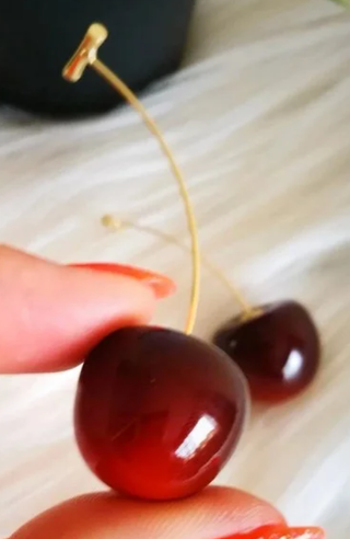 Cereza dorado, burdeos y rojo.