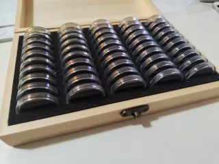 Caja de madera para colección de monedas