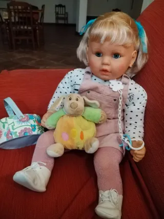 Muñeca bebé con peluche y accesorios