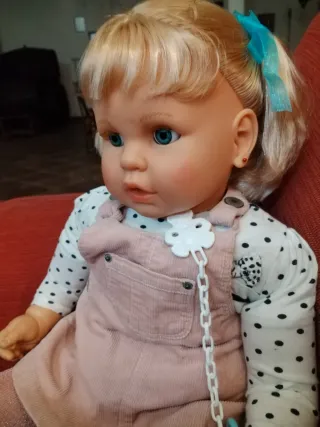 Muñeca bebé con peluche y accesorios