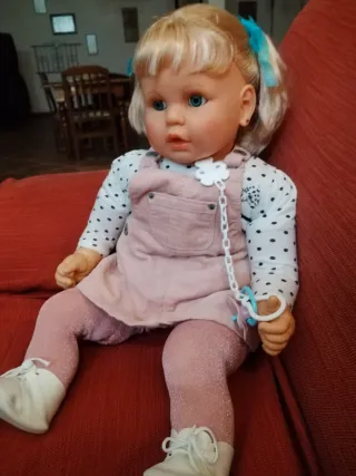 Muñeca bebé con peluche y accesorios