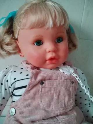 Muñeca bebé con peluche y accesorios