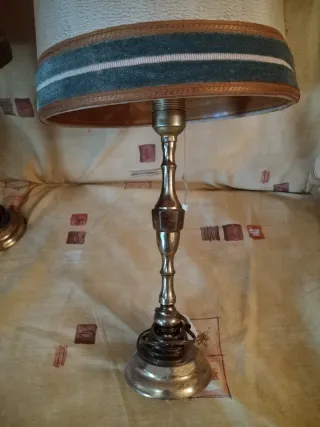 Lámpara de mesa metal dorada