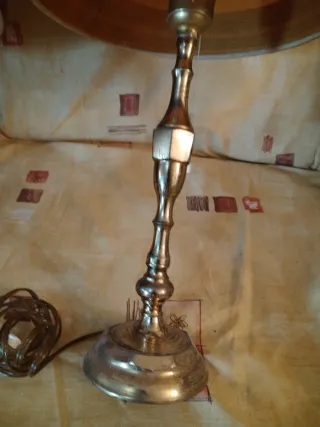 Lámpara de mesa metal dorada