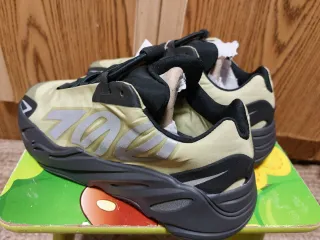 Adidas YZY 700 MNUN Talla 38.5