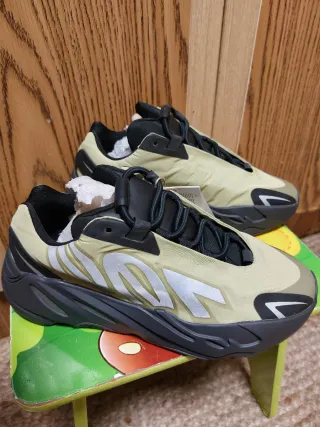 Adidas YZY 700 MNUN Talla 38.5