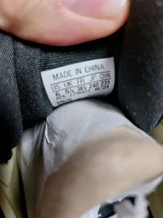 Adidas YZY 700 MNUN Talla 38.5