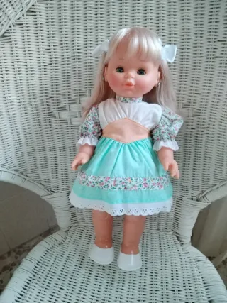 Muñeca rubia con vestido floral. Paula de Famosa