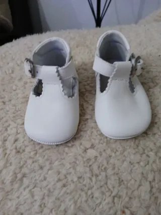 Zapatitos de bebé blancos