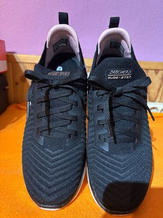 Zapatillas Skechers Negras y Blancas