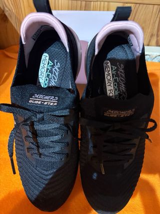 Zapatillas Skechers Negras y Blancas