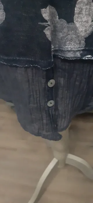 Camiseta con capucha y doble efecto