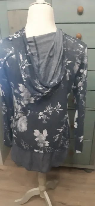 Camiseta con capucha y doble efecto